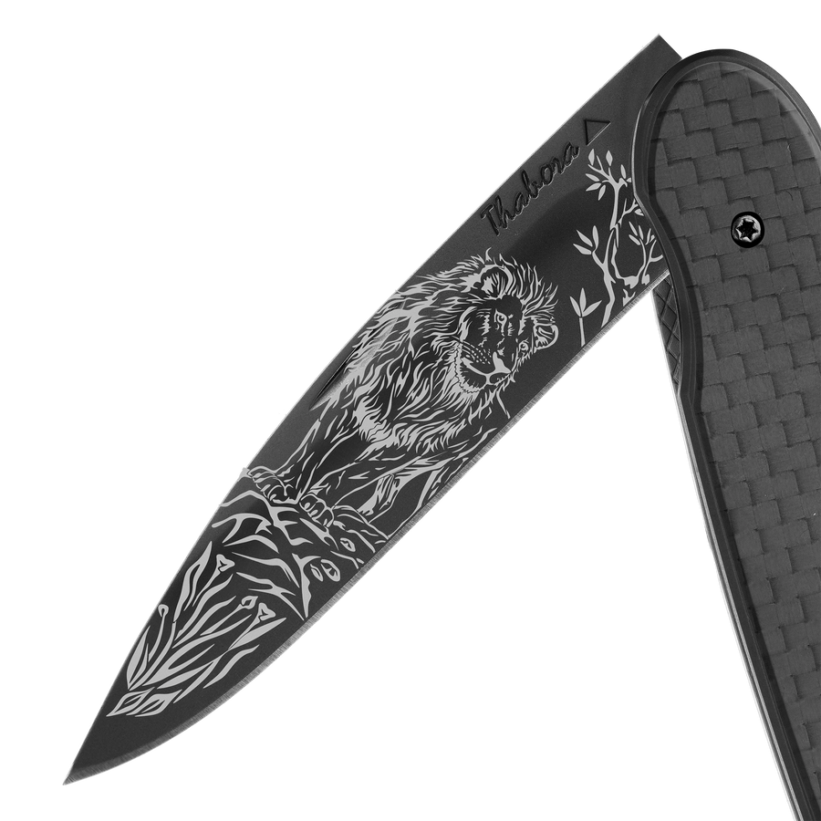 Couteau acier finition titane noir plaquette pleine carbone motif «lion»