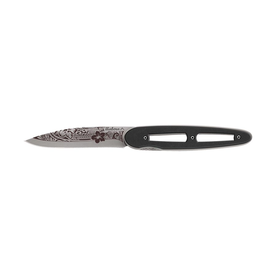 Couteau acier finition titane gris plaquette ajourée résine g10 noir motif «polynésien»