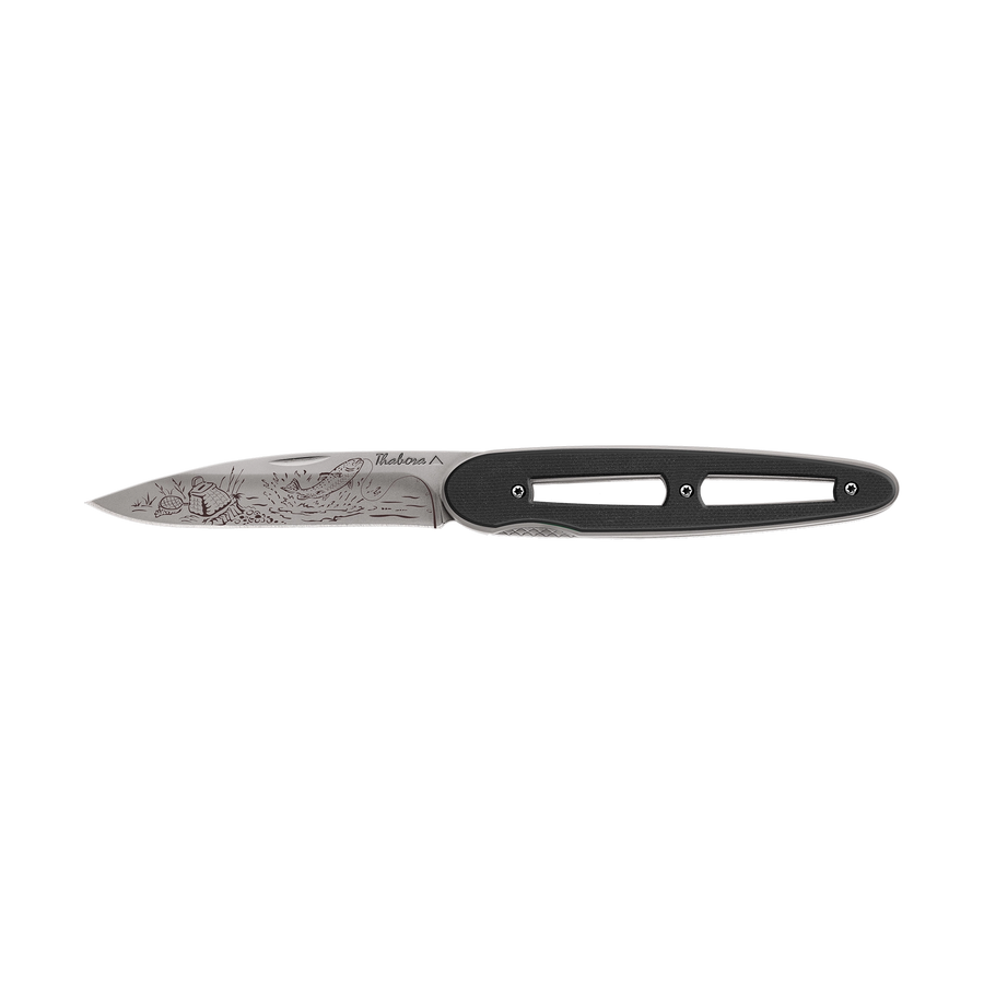 Couteau acier finition titane gris plaquette ajourée résine g10 noir motif «pêche rivière»