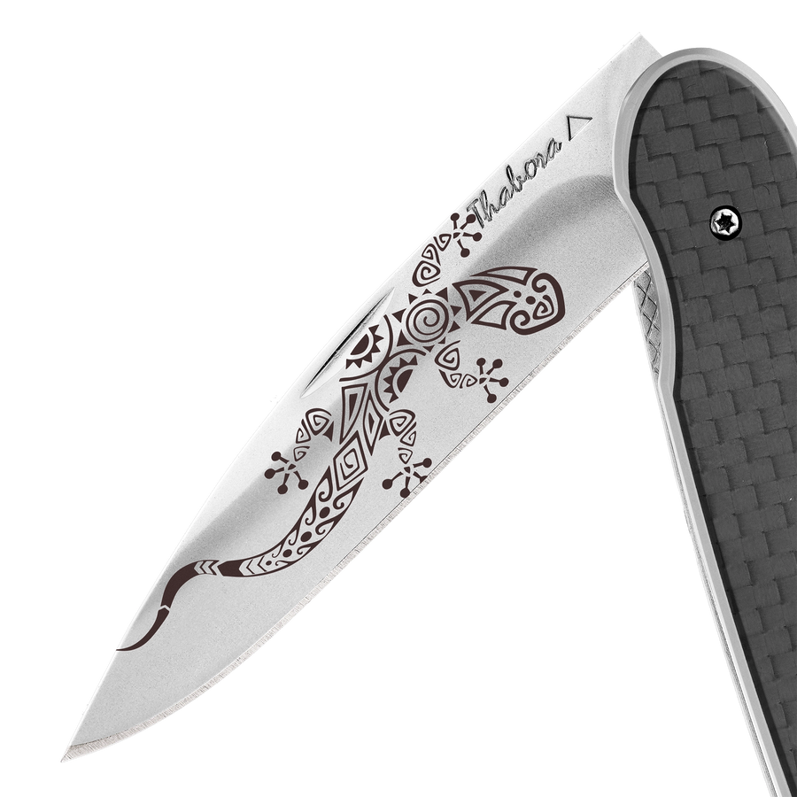 Couteau acier finition brillante plaquette pleine carbone motif «salamandre tribale»
