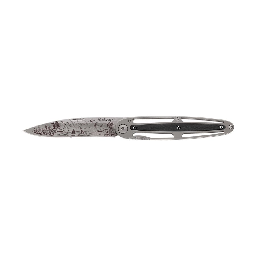 Couteau acier finition titane gris plaquette centrale résine g10 noir motif «plage paradisiaque»