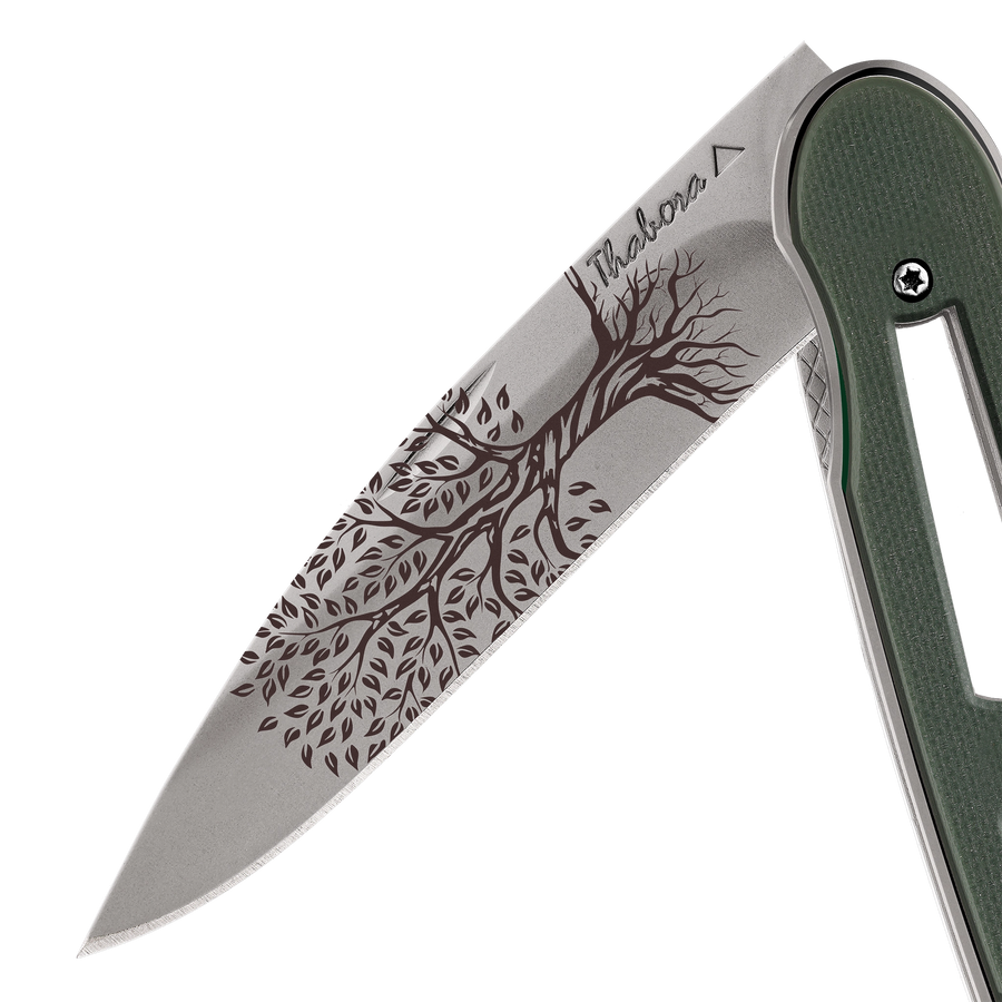 Couteau acier finition titane gris plaquette ajourée résine g10 kaki motif «arbre de vie»