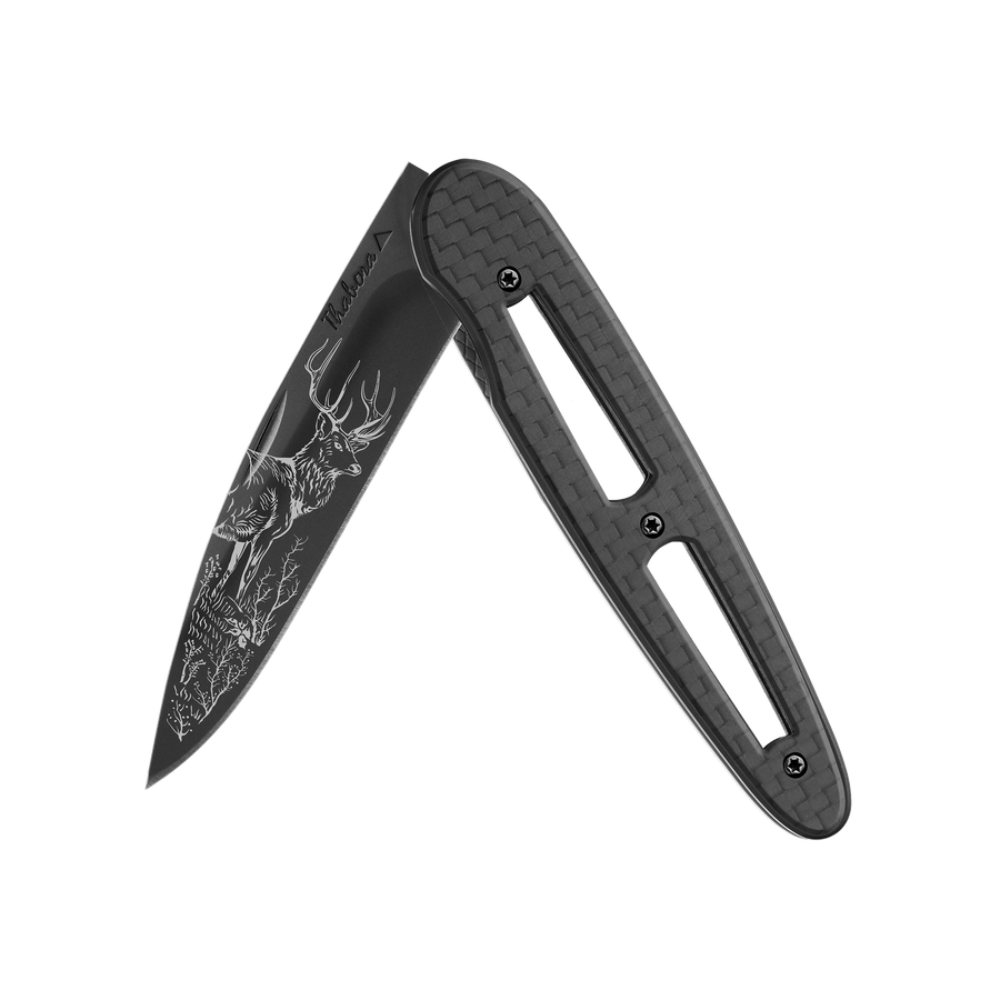 Couteau acier finition titane noir plaquette ajourée carbone motif «cerf»