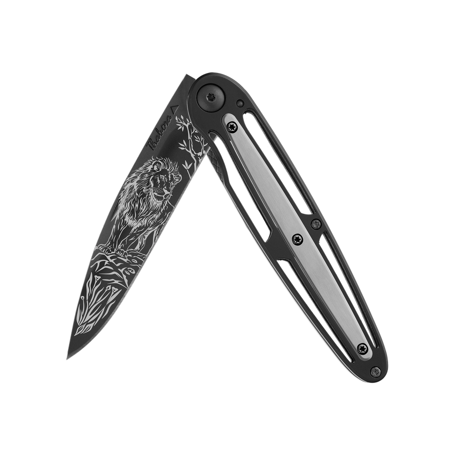 Couteau acier finition titane noir plaquette centrale acier brossé motif «lion»