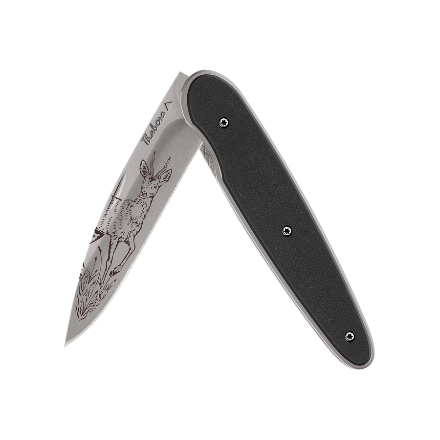 Couteau acier finition titane gris plaquette pleine résine g10 noir motif «chevreuil brocard»