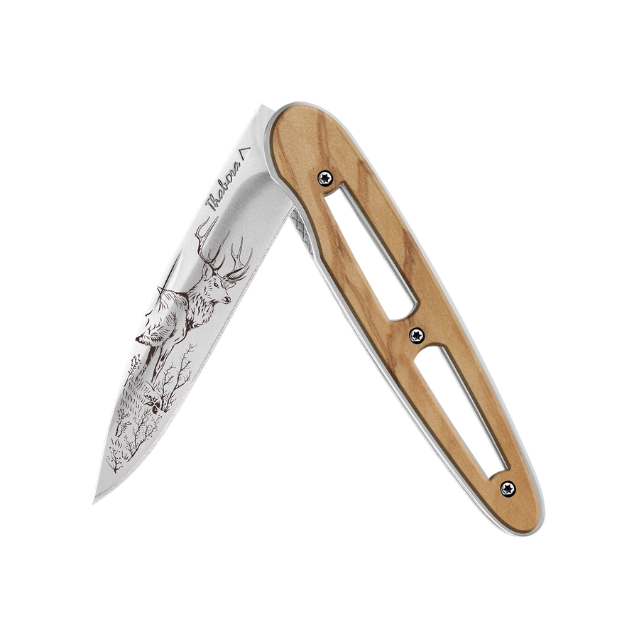 Couteau acier finition brillante plaquette ajourée bois clair motif «cerf»