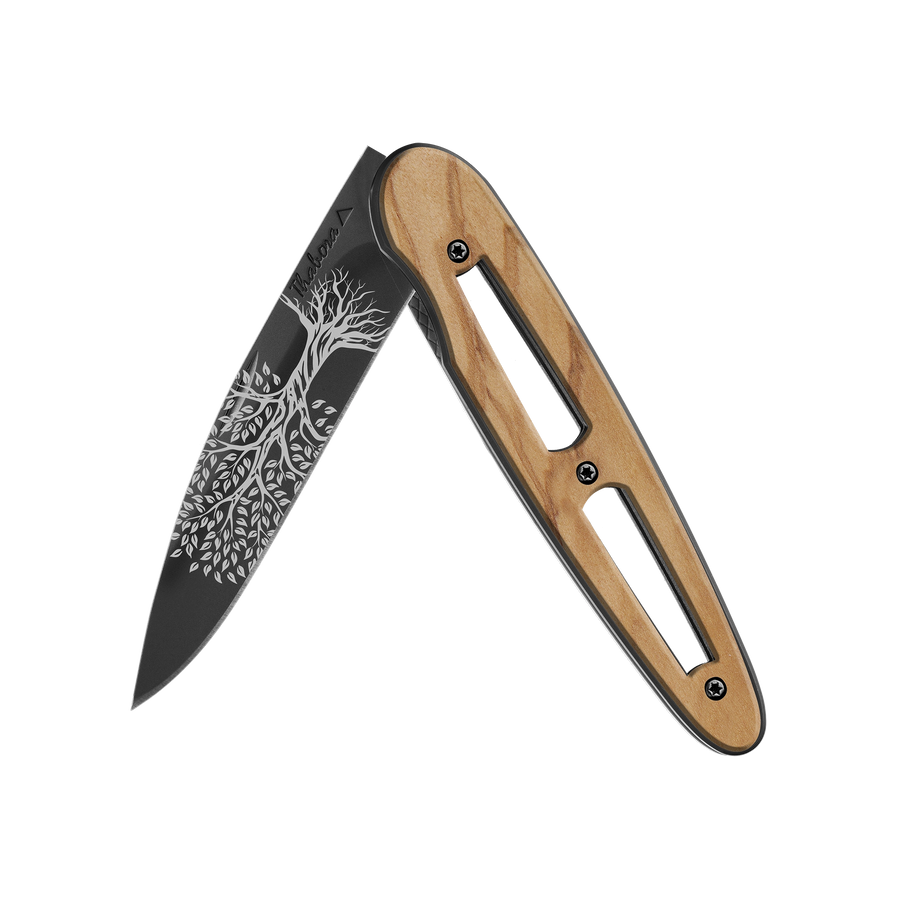 Couteau acier finition titane noir plaquette ajourée bois clair motif «arbre de vie»