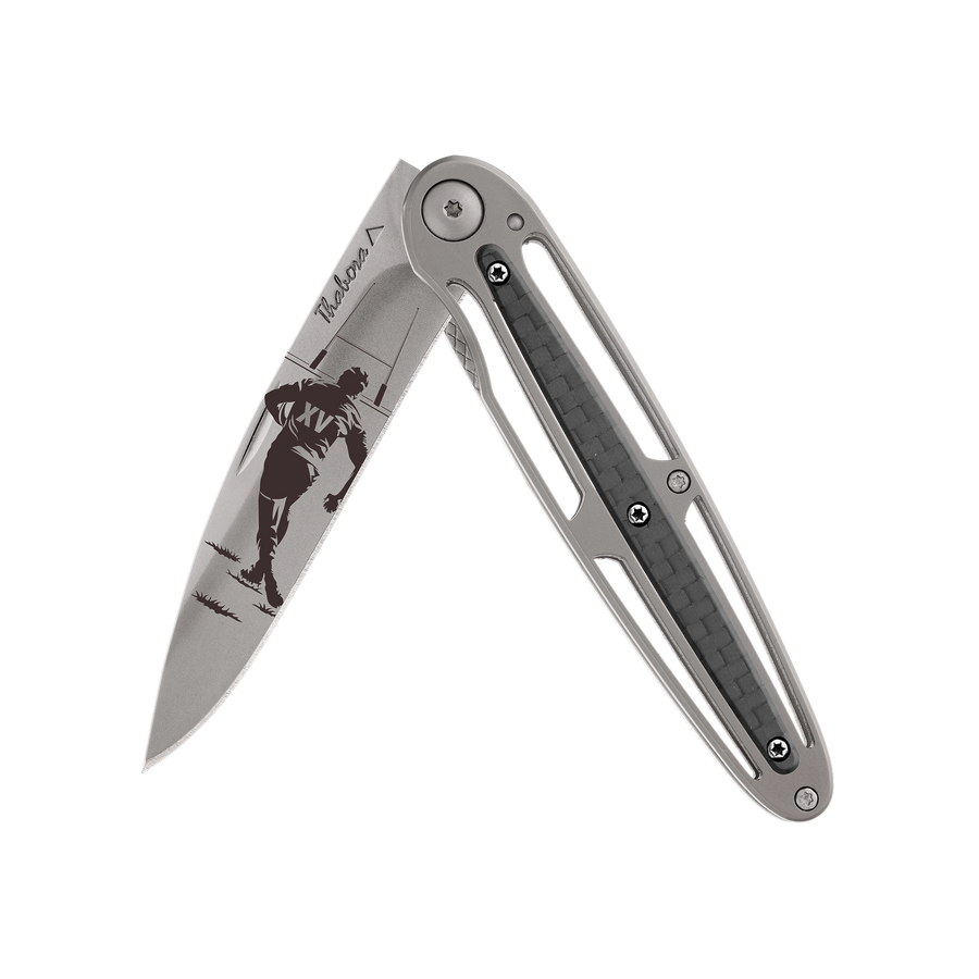 Couteau acier finition titane gris plaquette centrale carbone motif «rugby»