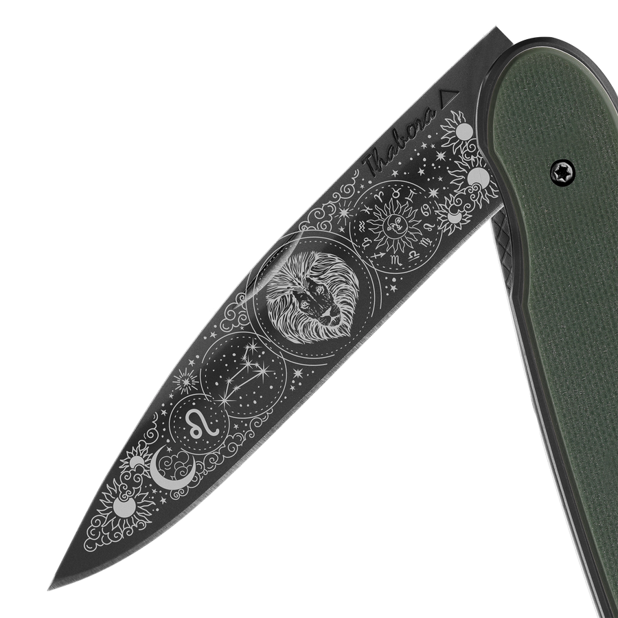 Couteau acier finition titane noir plaquette pleine résine g10 kaki motif «zodiaque lion»