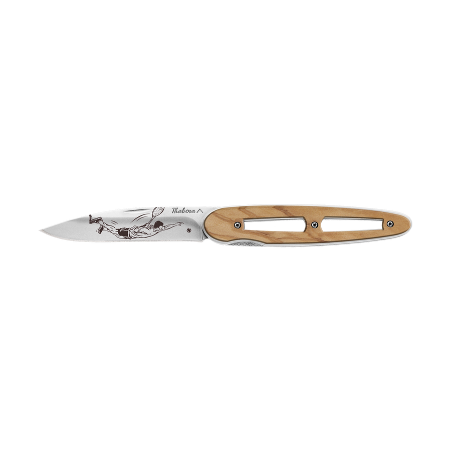 Couteau acier finition brillante plaquette ajourée bois clair motif «tennisman»