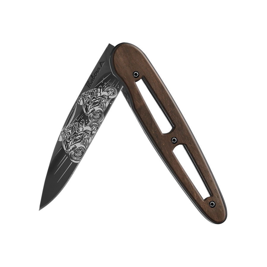 Couteau acier finition titane noir plaquette ajourée bois foncé motif «motos de course»