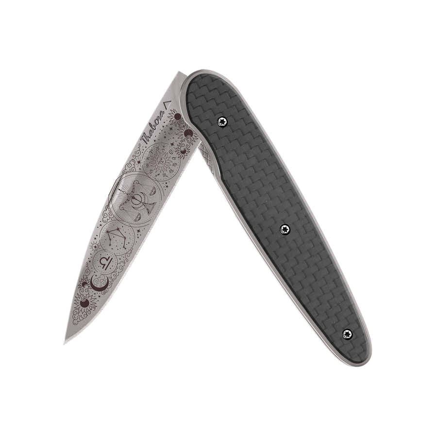 Couteau acier finition titane gris plaquette pleine carbone motif «zodiaque balance»
