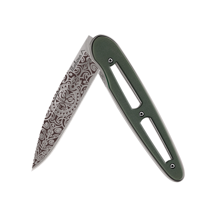 Couteau acier finition titane gris plaquette ajourée résine g10 kaki motif «tiki»