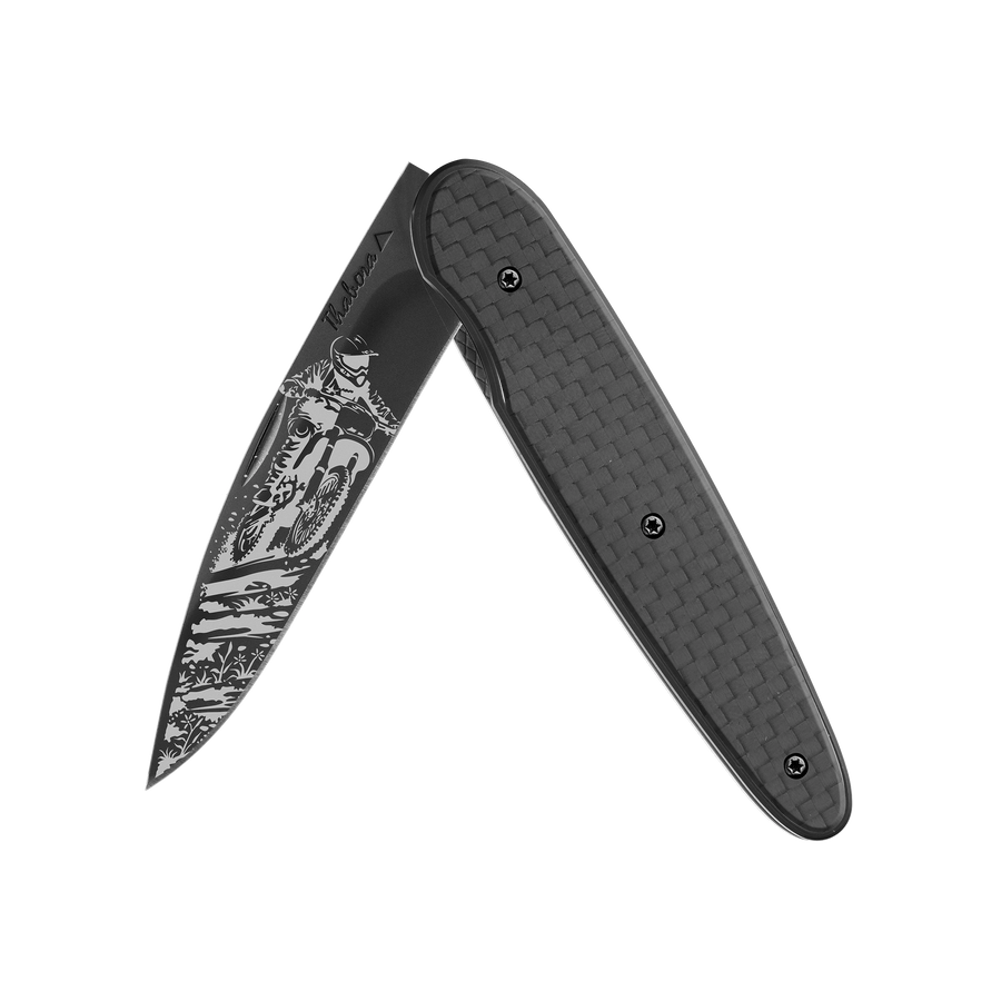 Couteau acier finition titane noir plaquette pleine carbone motif «motocross»