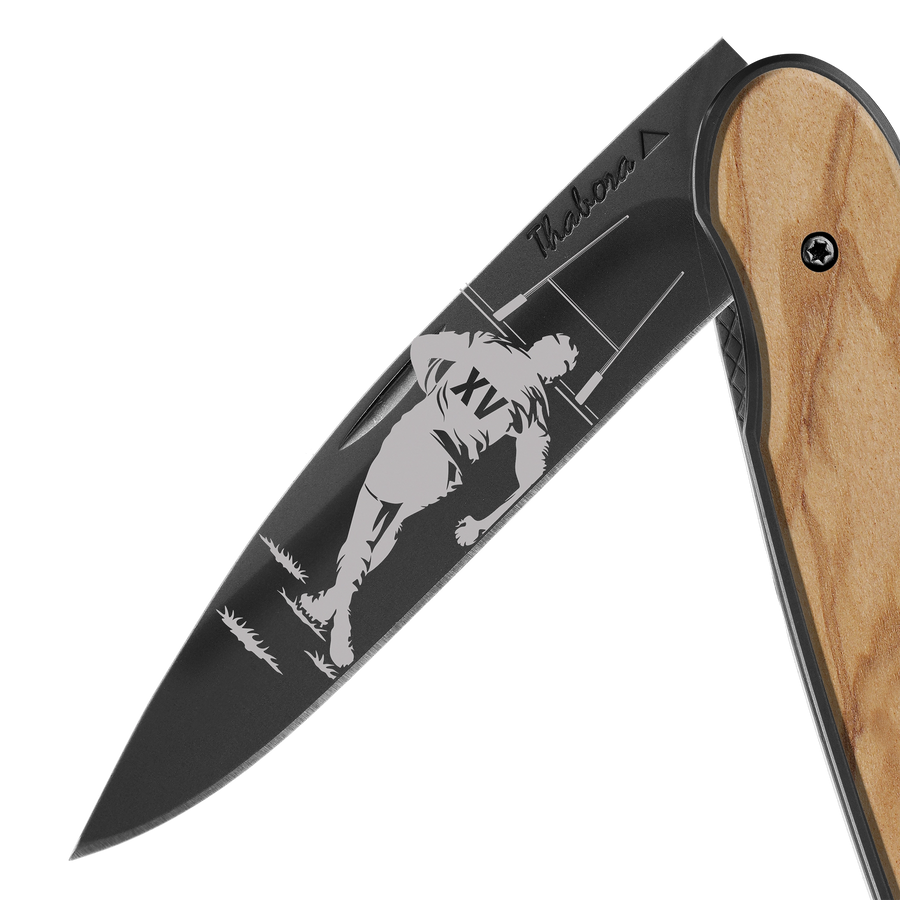 Couteau acier finition titane noir plaquette pleine bois clair motif «rugby»