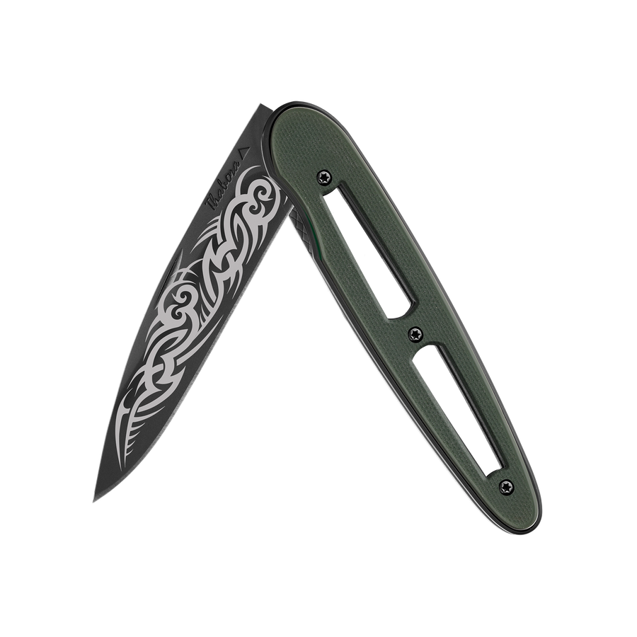 Couteau acier finition titane noir plaquette ajourée résine g10 kaki motif «tribal gothique»