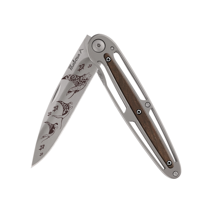 Couteau acier finition titane gris plaquette centrale bois foncé motif «raie manta»