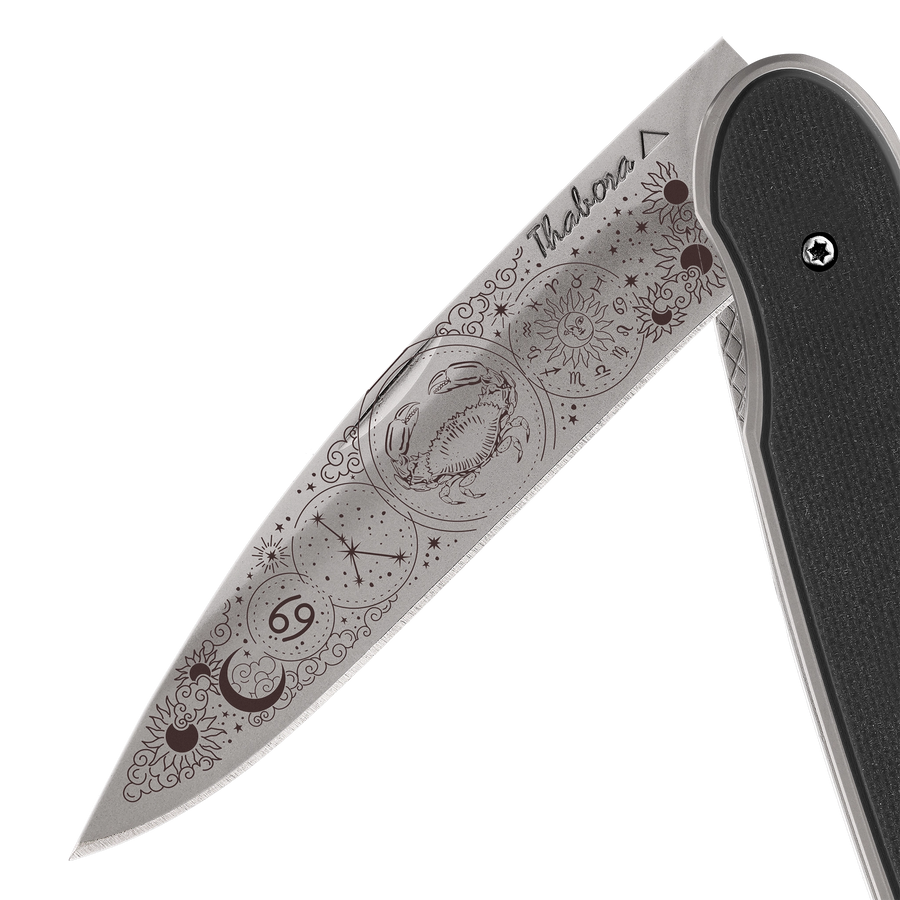 Couteau acier finition titane gris plaquette pleine résine g10 noir motif «zodiaque cancer»