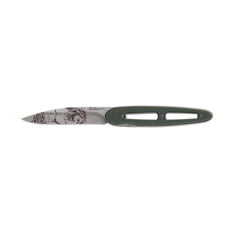 Couteau acier finition titane gris plaquette ajourée résine g10 kaki motif «christ»