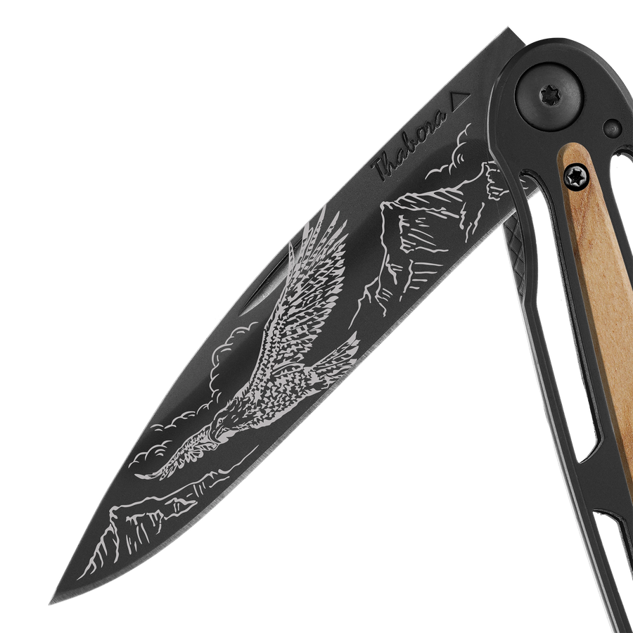 Couteau acier finition titane noir plaquette centrale bois clair motif «aigle»