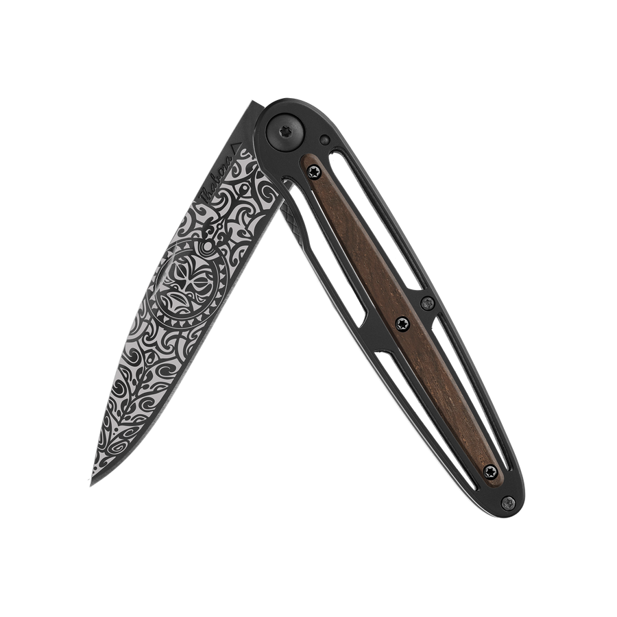 Couteau acier finition titane noir plaquette centrale bois foncé motif «tiki»