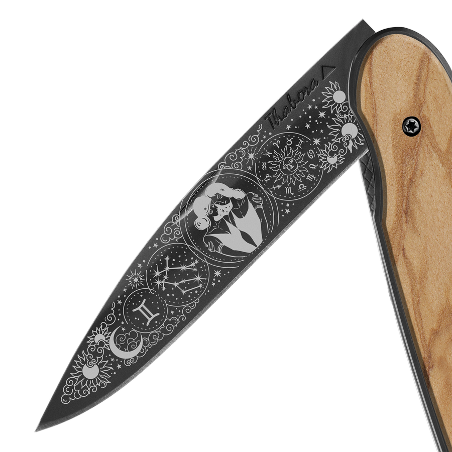 Couteau acier finition titane noir plaquette pleine bois clair motif «zodiaque gémeaux»