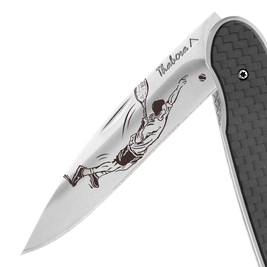 Couteau acier finition brillante plaquette pleine carbone motif «tennisman»
