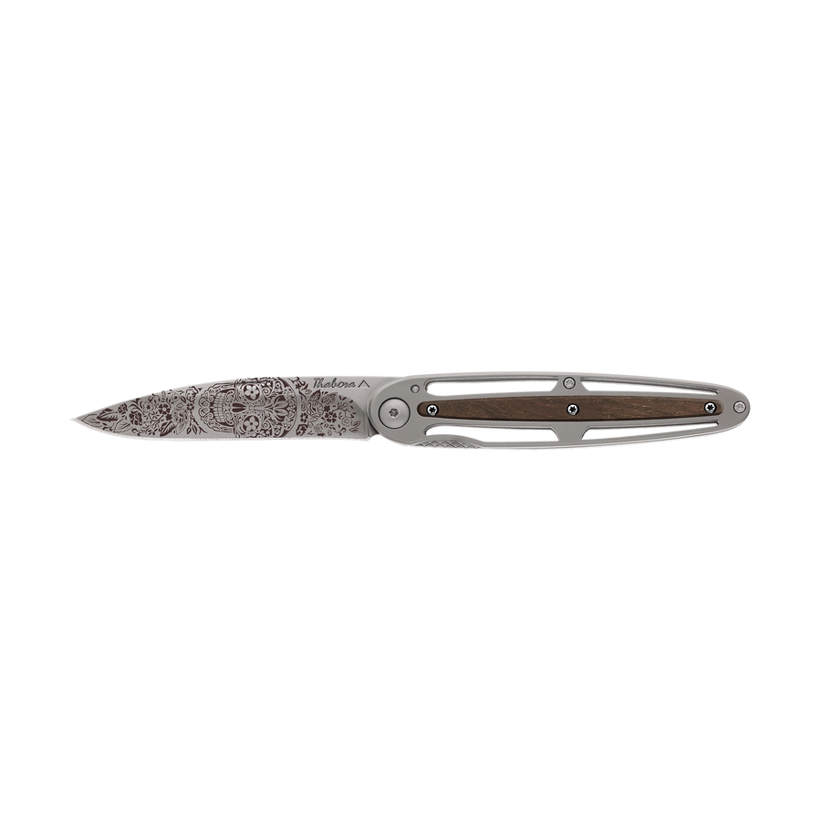 Couteau acier finition titane gris plaquette centrale bois foncé motif «tête mexicaine»