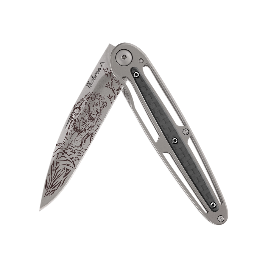 Couteau acier finition titane gris plaquette centrale carbone motif «lion»