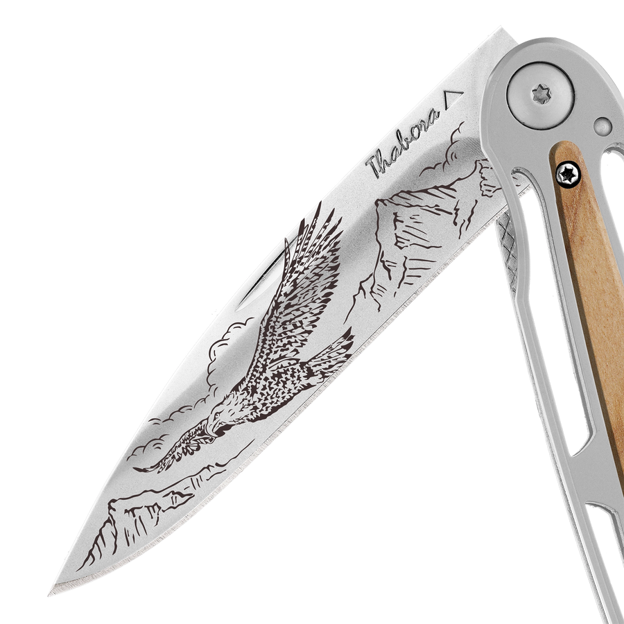Couteau acier finition brillante plaquette centrale bois clair motif «aigle»