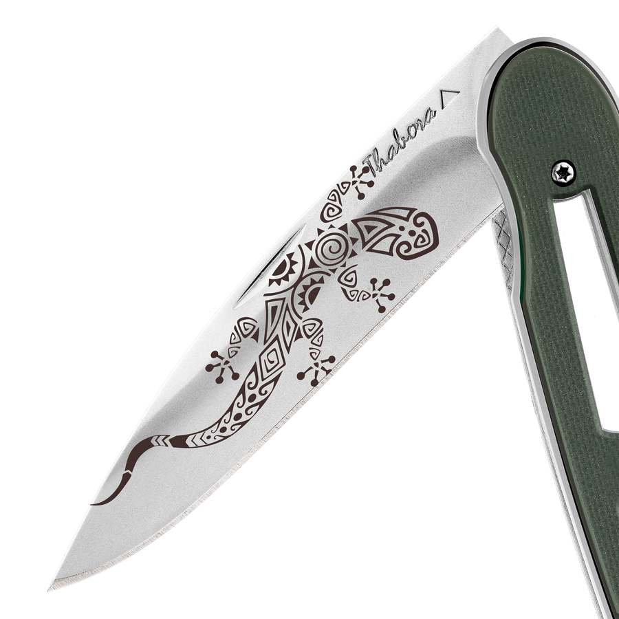 Couteau acier finition brillante plaquette ajourée résine g10 kaki motif «salamandre tribale»