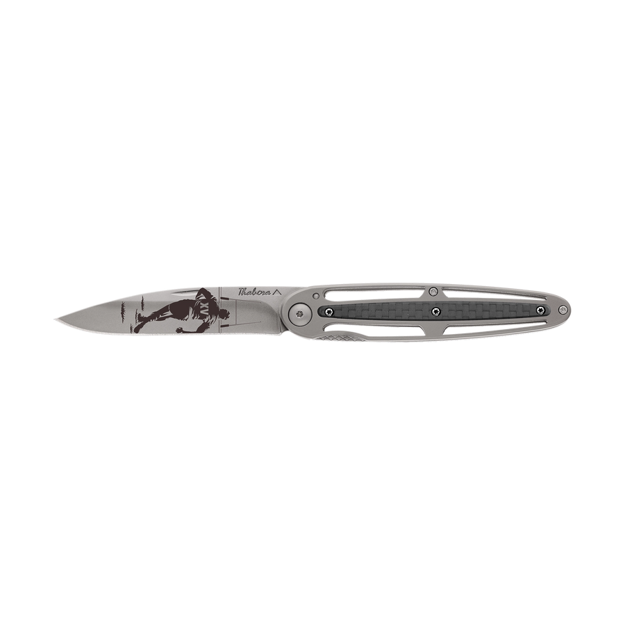 Couteau acier finition titane gris plaquette centrale carbone motif «rugby»