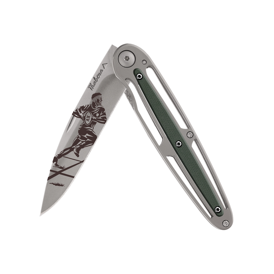 Couteau acier finition titane gris plaquette centrale résine g10 kaki motif «rugbyman»