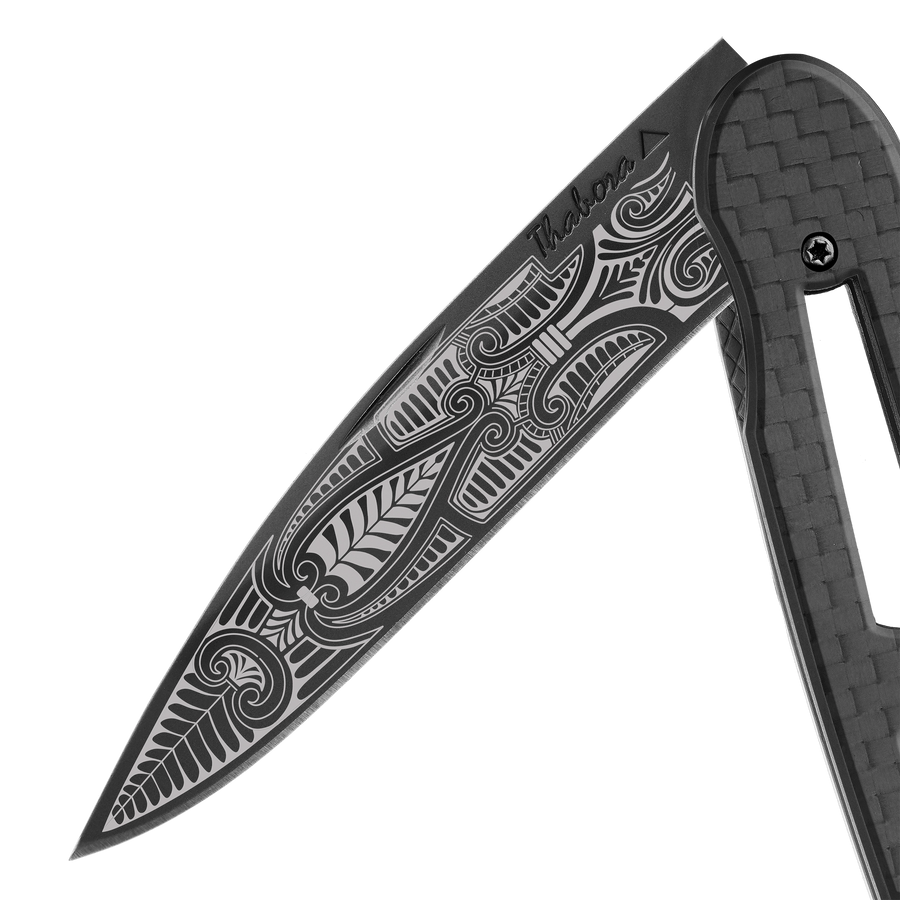 Couteau acier finition titane noir plaquette ajourée carbone motif «cachemire»