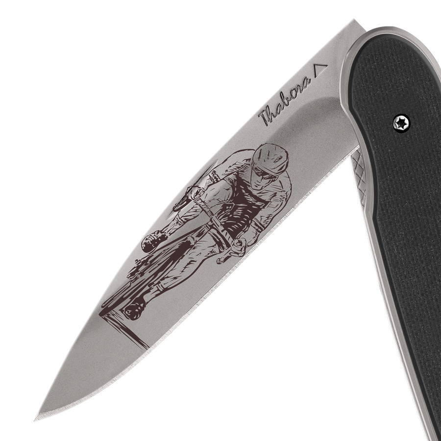 Couteau acier finition titane gris plaquette pleine résine g10 noir motif «cycliste»