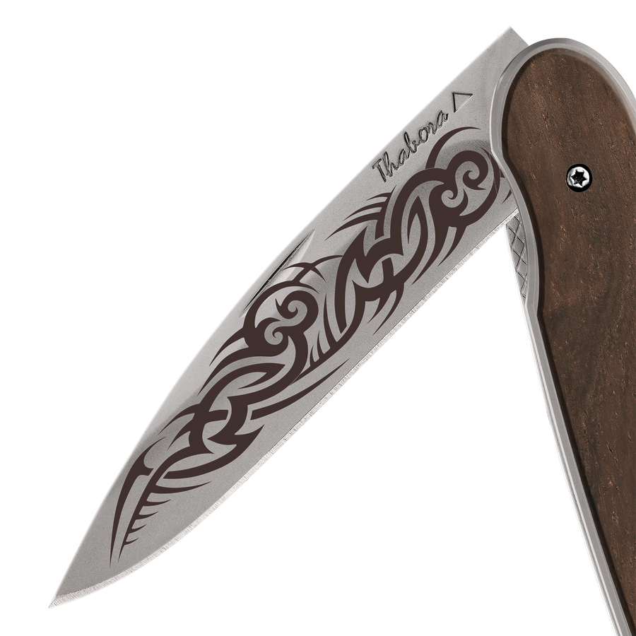 Couteau acier finition titane gris plaquette pleine bois foncé motif «tribal gothique»