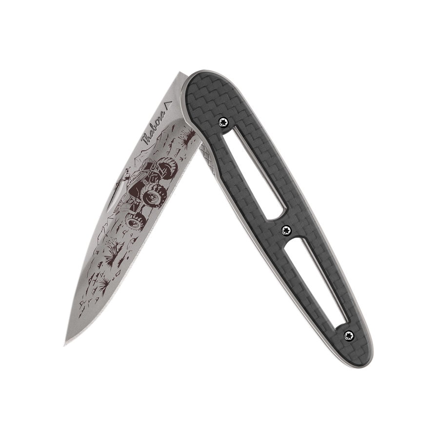 Couteau acier finition titane gris plaquette ajourée carbone motif «quad»