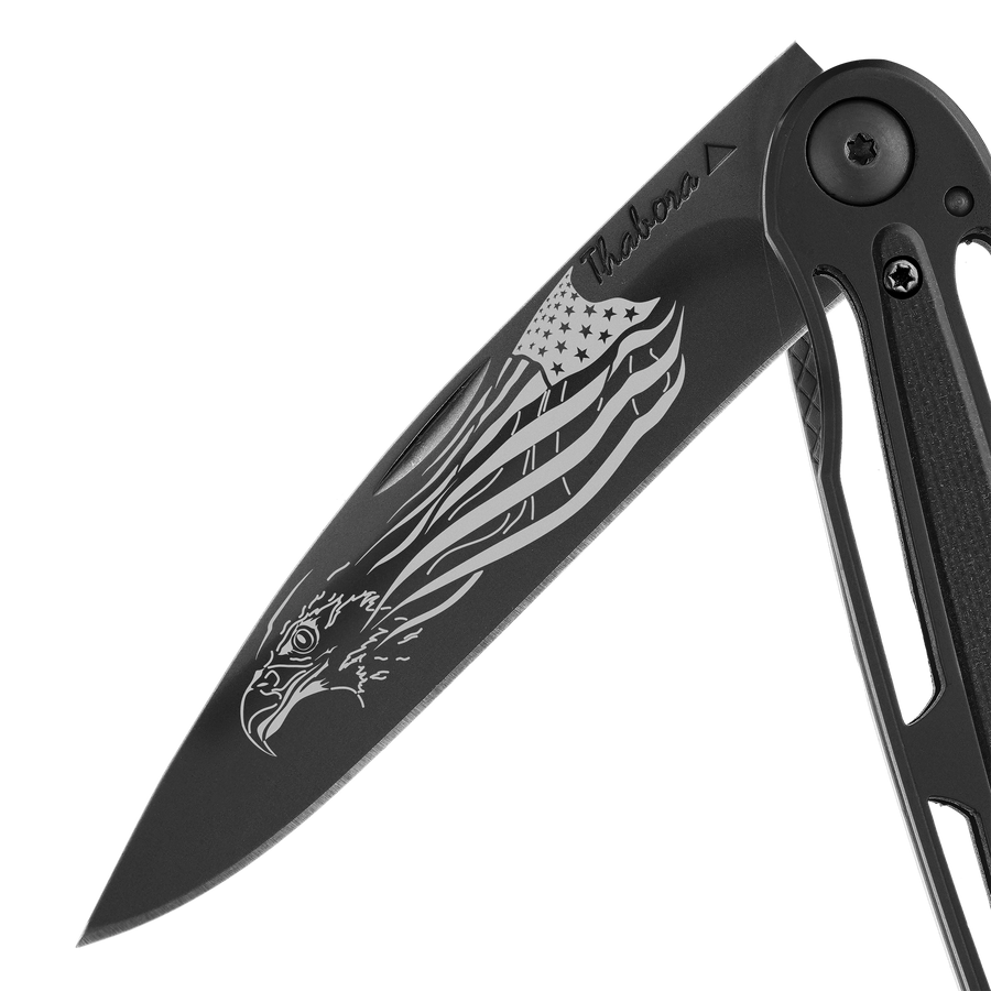 Couteau acier finition titane noir plaquette centrale résine g10 noir motif «aigle américain»