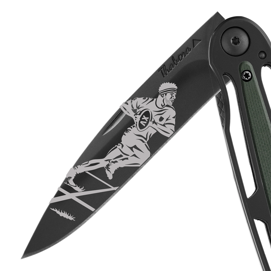 Couteau acier finition titane noir plaquette centrale résine g10 kaki motif «rugbyman»