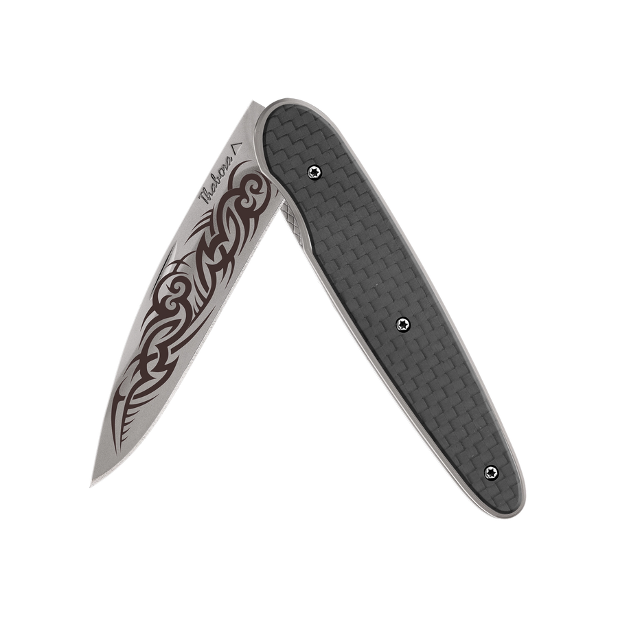 Couteau acier finition titane gris plaquette pleine carbone motif «tribal gothique»