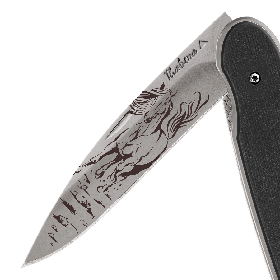 Couteau acier finition titane gris plaquette pleine résine g10 noir motif «cheval»