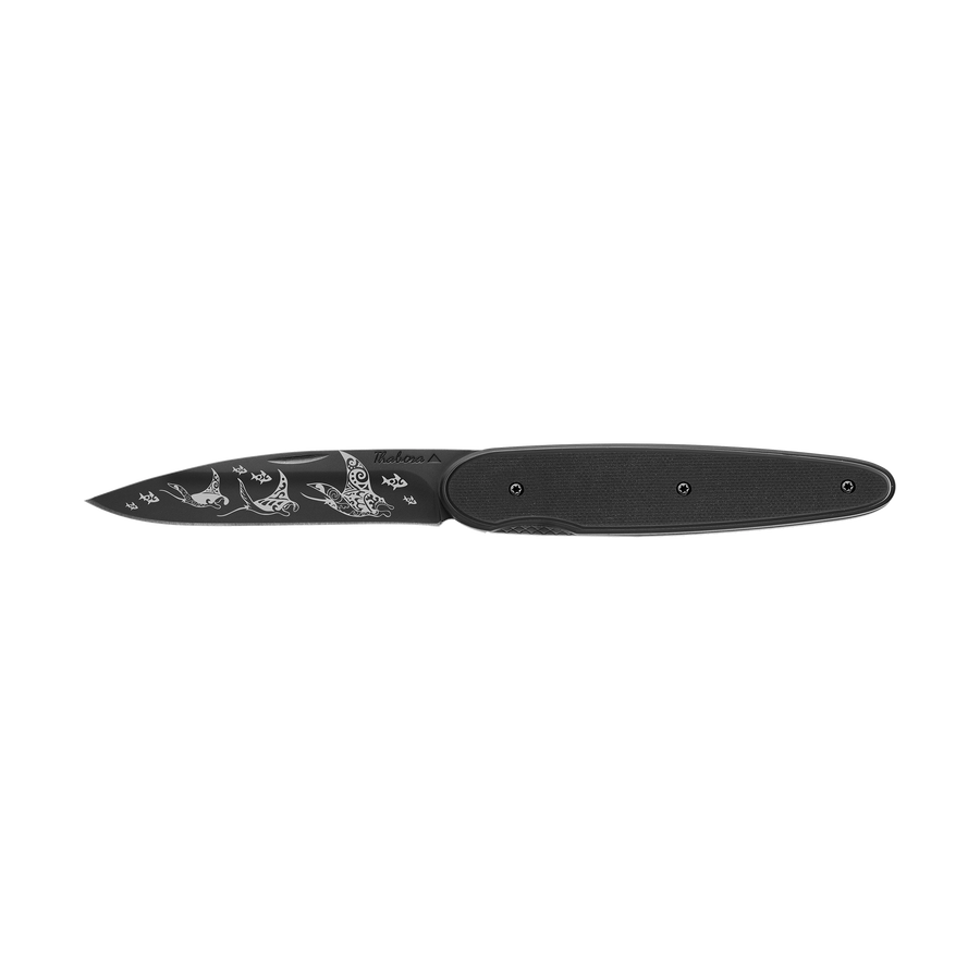 Couteau acier finition titane noir plaquette pleine résine g10 noir motif «raie manta»