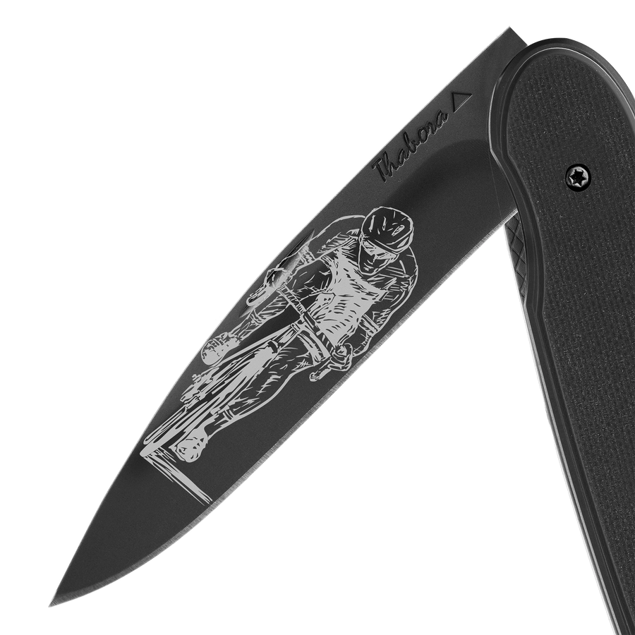 Couteau acier finition titane noir plaquette pleine résine g10 noir motif «cycliste»