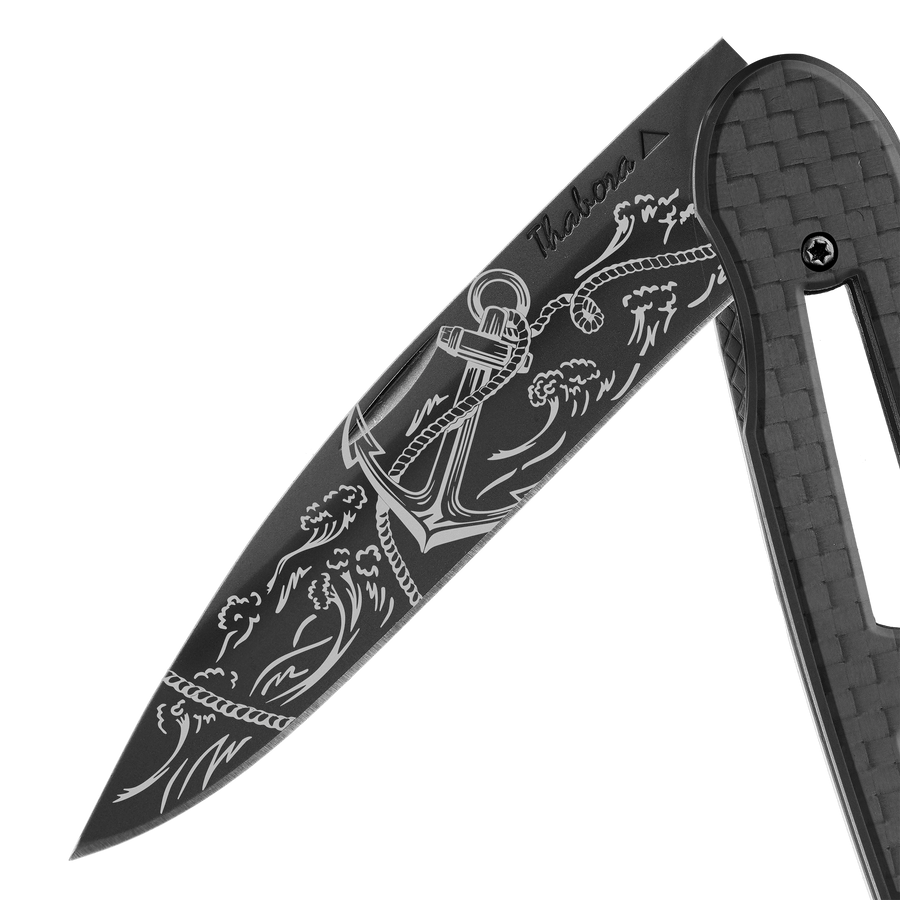 Couteau acier finition titane noir plaquette ajourée carbone motif «ancre»