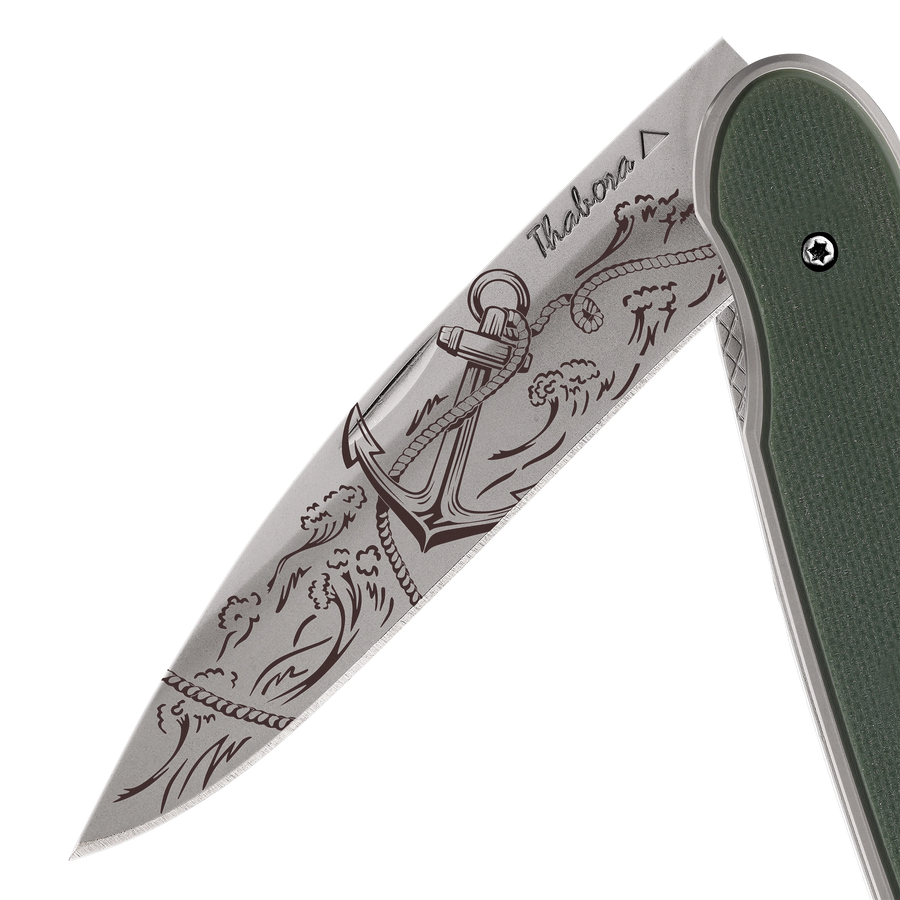 Couteau acier finition titane gris plaquette pleine résine g10 kaki motif «ancre»
