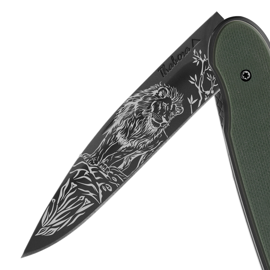 Couteau acier finition titane noir plaquette pleine résine g10 kaki motif «lion»
