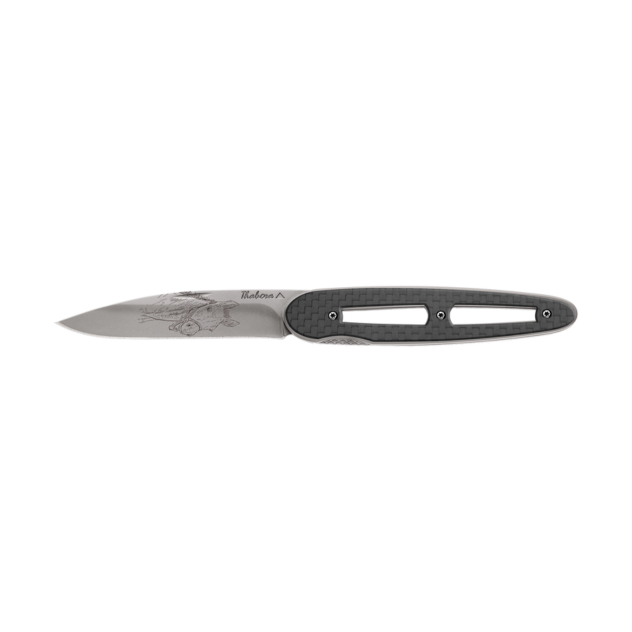 Couteau acier finition titane gris plaquette ajourée carbone motif «poulain»