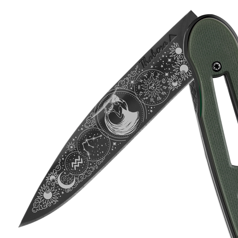 Couteau acier finition titane noir plaquette ajourée résine g10 kaki motif «zodiaque verseau»