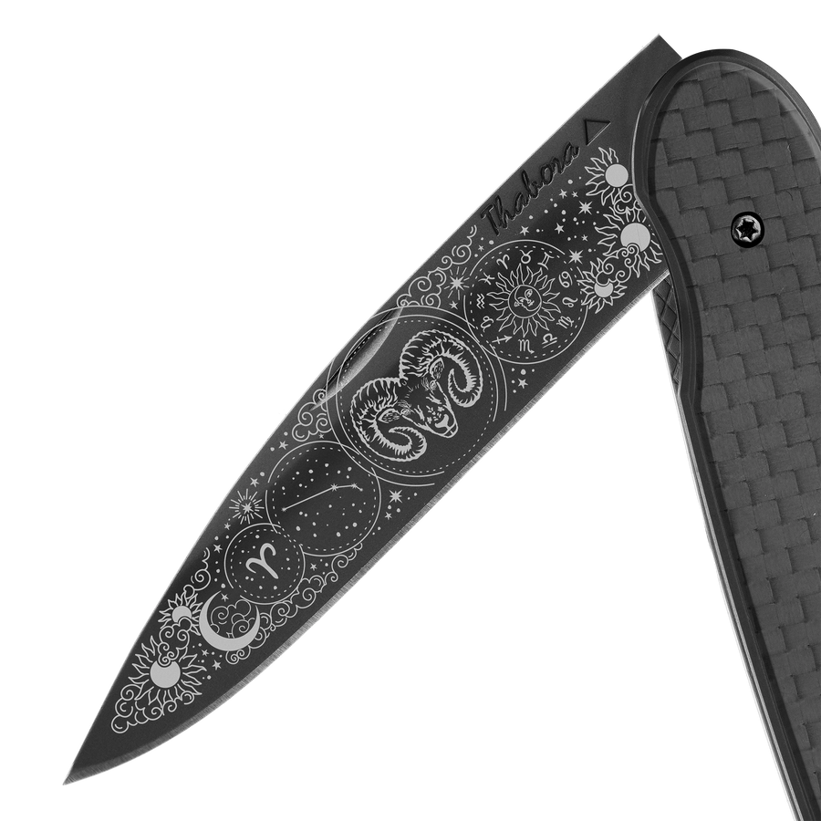 Couteau acier finition titane noir plaquette pleine carbone motif «zodiaque bélier»
