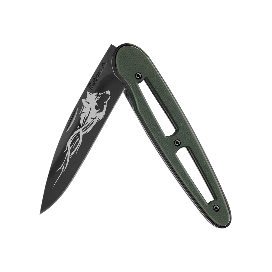 Couteau acier finition titane noir plaquette ajourée résine g10 kaki motif «loup tribal»